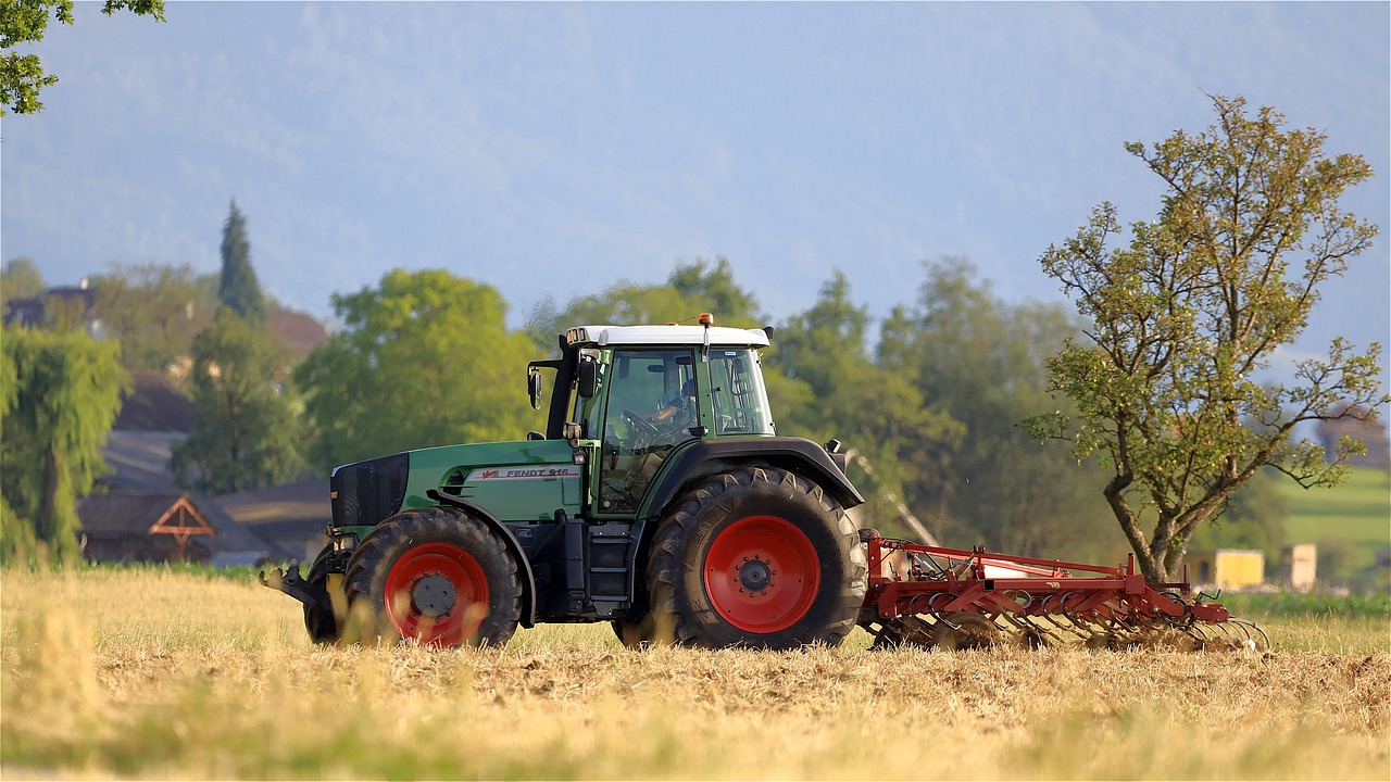 tractor, field work, agriculture, agricultural, arable land, field, rural, agricultural machine, landscape, fendt, tillage, the woman at the wheel, agricultural engineering, farmer, bäurin, farm work, agricultural economics, tractor, fendt, fendt, fendt, fendt, fendt, tillage